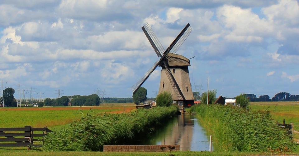 Buitenaanzicht Poldermolen D met een sloot ervoor